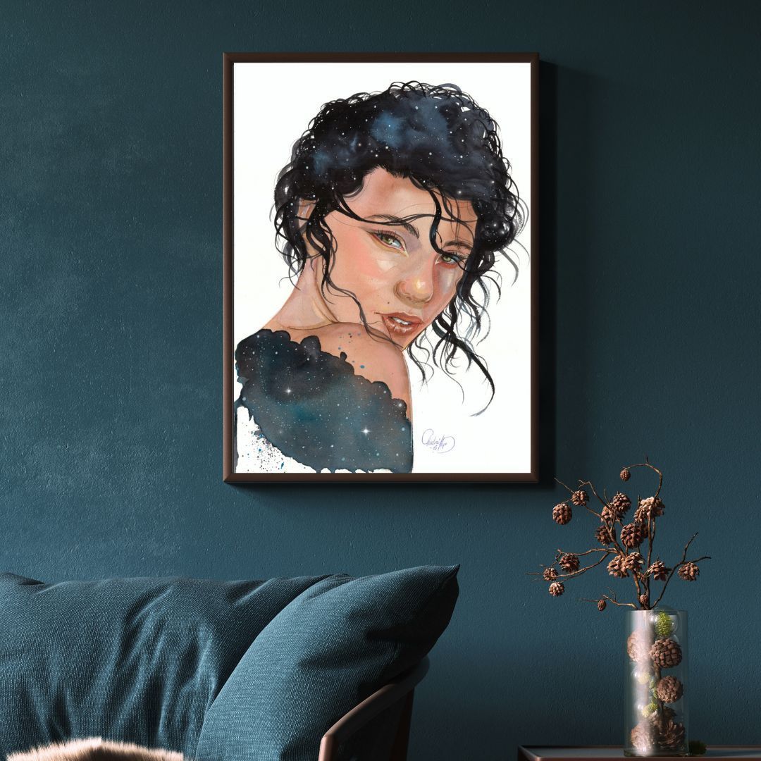 Obra Constelación Interior enmarcada en espacio moderno con decoración azul, arte de Christine Hope.