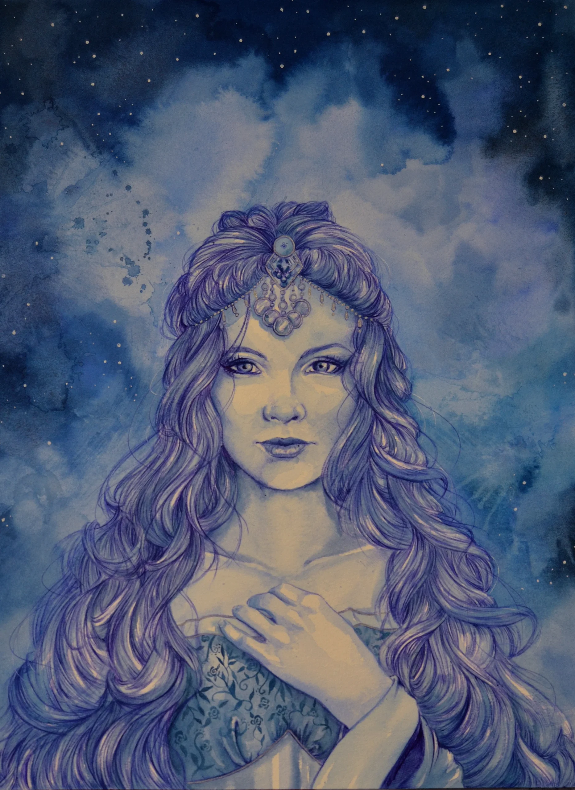 Ilustración original "Gracia y Coraje" que retrata a una mujer poderosa con mirada decidida y larga melena en un entorno celestial.