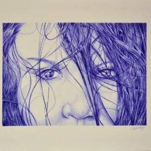 Mirada Velada es el retrato de una mujer con cabello mojado cubriendo parcialmente su rostro, donde destacan sus ojos intensos, creado con bolígrafo azul.