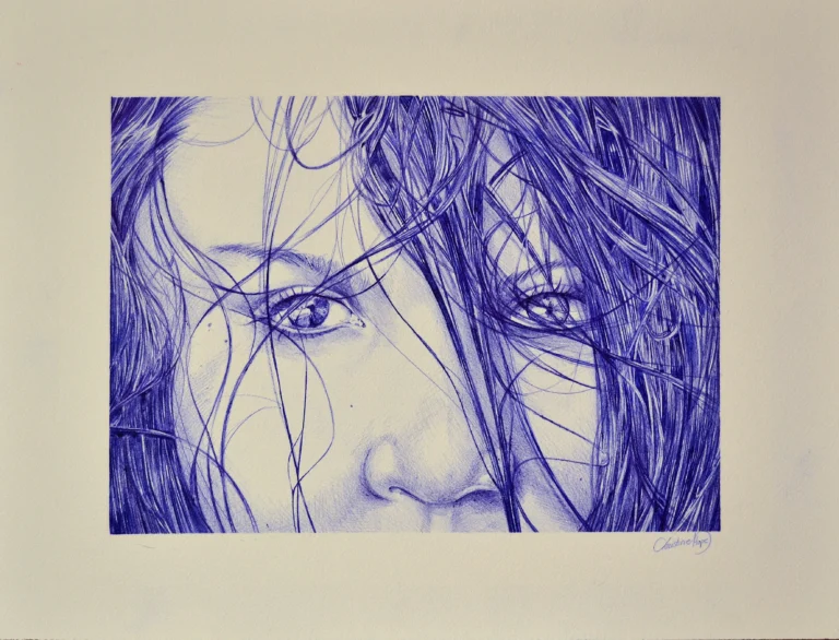 Mirada Velada es el retrato de una mujer con cabello mojado cubriendo parcialmente su rostro, donde destacan sus ojos intensos, creado con bolígrafo azul.