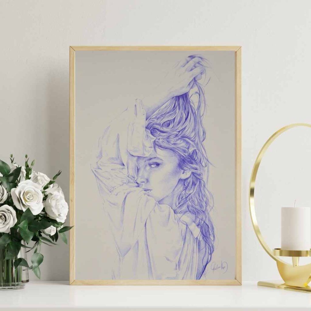 Ilustración Amanecer Salvaje de Christine Hope enmarcada en madera clara, decorando un espacio minimalista con flores blancas.