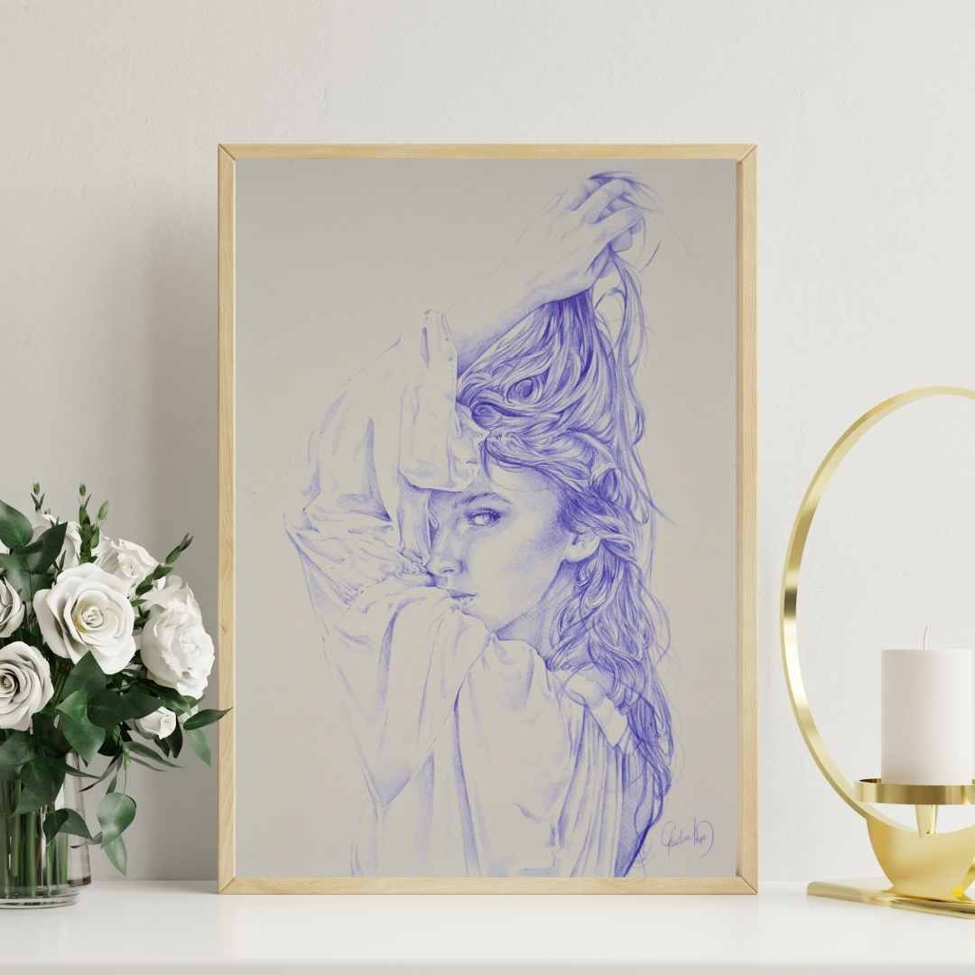 Ilustración Amanecer Salvaje de Christine Hope enmarcada en madera clara, decorando un espacio minimalista con flores blancas.