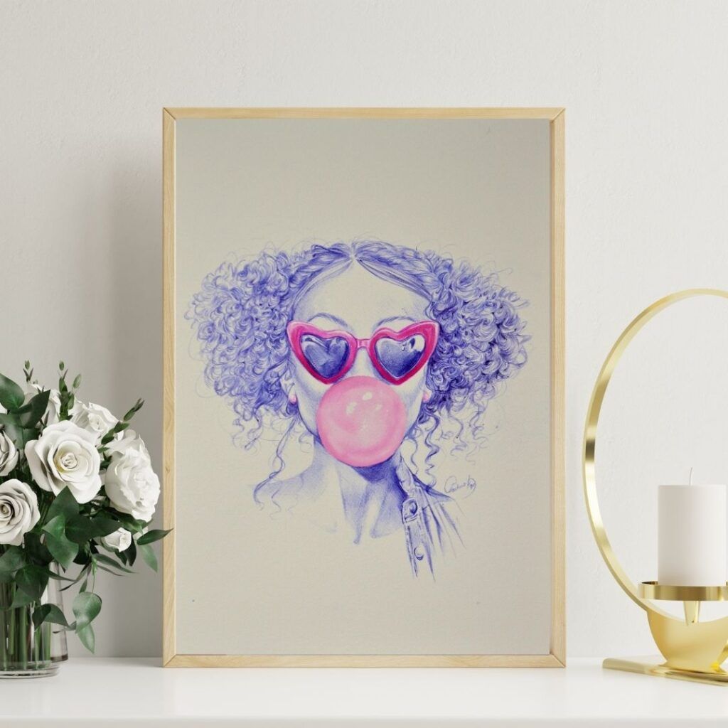 Obra “Latidos de Chicle” enmarcada, decorando un espacio luminoso con flores, transmitiendo frescura y optimismo.